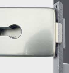 The flush magnet latch avoids a striking at the strike plate the door closes gentle and smooth. The powerful magnet attracts the latch when the door is closed.