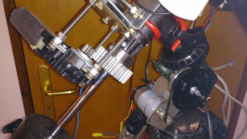 Slika 5.3: Prikaz montaže obeh motorčkov na teleskop 5.3 Montaža CSI-kamere Za zajem slike iz teleskopa smo uporabili namensko kamero Raspberry PI, ki se s platformo poveže na podlagi CSI-priklopa.