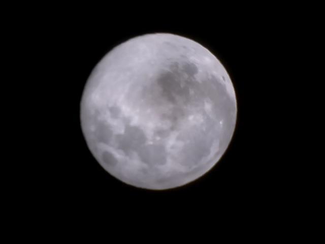 Slika 7.1: Slika polne lune (superlune), posnete pri 2 FPS in ISO 800 Objekti z magnitudo več kot 3 že pri osmih okvirjih na sekundo skoraj niso bili dobro vidni.