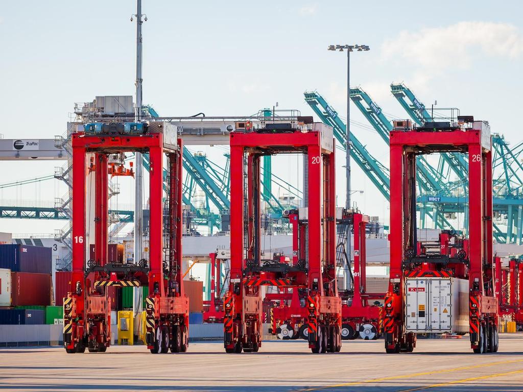 4 LA IS A LEADER IN GOODS MOVEMENT The Port is proud to be a vital economic engine both regionally and nationally.