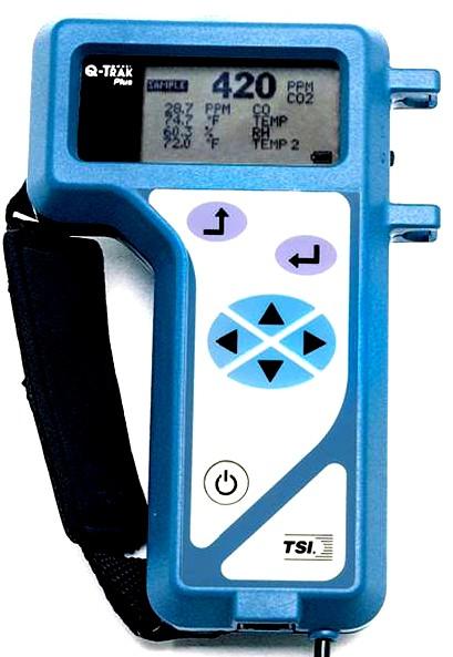 Opis merilnika Q-TrakTM Plus IAQ Monitor Merilnik Q-Trak TM Plus IAQ Monitor model 8554 s pripadajočo opremo je univerzalni merilnik, s katerim lahko sočasno merimo: koncentracijo ogljikovega