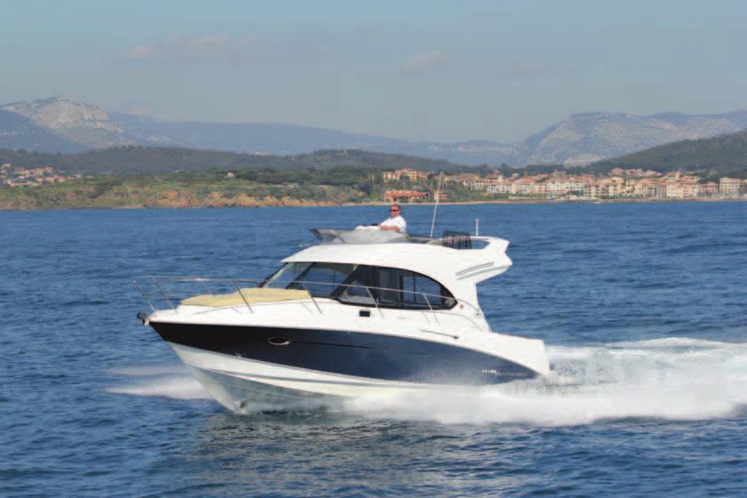 ANTARES Profile : The A0 twin engine version The first flying bridge motor boat of the range, the Antares offers you a programme geared towards cruising, while at the same time keeping all the