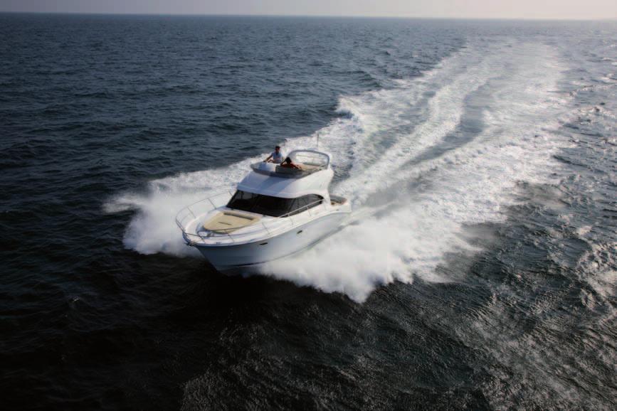 ANTARES 6 Profile : The first powerboat to offer a large complete flybridge (driving position + saloon + sunbathing platform). The first powerboat to offer double berth cabins.