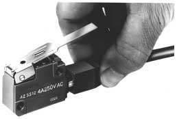 (The lead wire can directly be soldered to the terminals without using receptacle terminals) ) Push the rubber cover securely over the terminals.