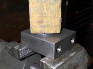 Remove the chuck from the arm (Fig.308) by using a fork lift. Fig.307 Stop to push the seal in when the wood has reached the support. Mount the support again following 7.