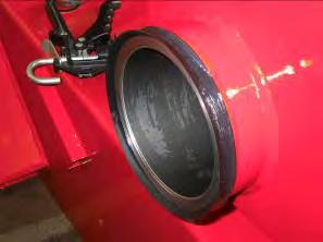 If the chuck cylinder rear flange shows oil leaking during the rotation, the seal is defective and it must be replaced.