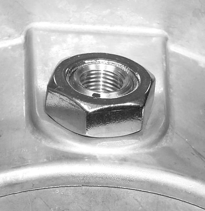 Figure 18. Hubcap to bulkhead adapter connection details a bolt-on style used on the other hubs, tighten the hubcap bolts to 12-18 ft. lbs.