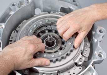 Gently rotate clutch to ensure spline of clutch disc 2 engages firmly with hollow