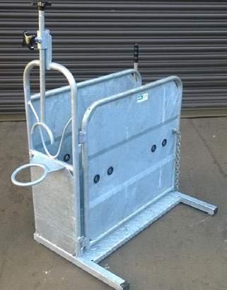Dehorning Crate (standard front) Swinging side panel for easy loading Nose
