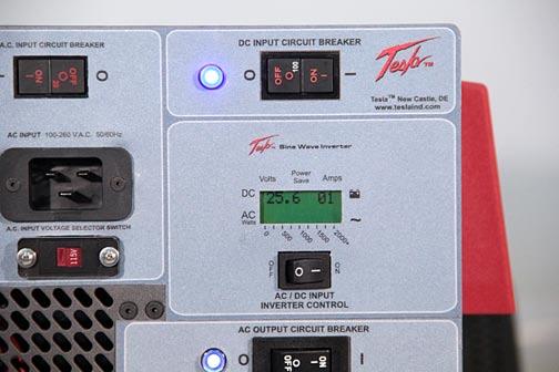 2 Product Overview 2.12 Inverter Display Panel The Inverter Display Panel (see figure 2.12.1), provides information about the dc input voltage and current levels as well as the amount of ac power output.