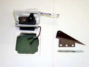 Aileron and flaps servos : If necessary increase the hole for
