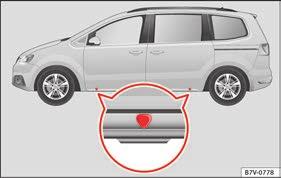 Loosening anti-theft wheel bolts For wheels with full trim, the anti-theft wheel lock must be threaded into position Fig. 68 2 or 3. Otherwise it will not be possible to mount the entire hubcap.