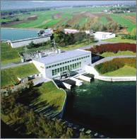 Slika 1 HE Zlatoličje HE Zlatoličje je največja kanalska elektrarna v Sloveniji in zanesljivo obratuje že od leta 1969. Izkorišča 33 m padca reke Drave.
