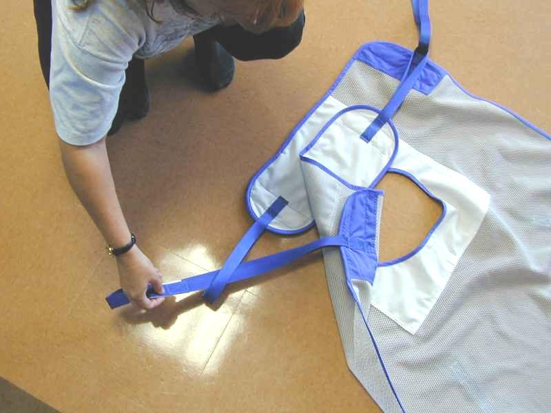 SLINGS c) When installed, there should not be any sling material between the patient s legs. Place the hands inside the sling.
