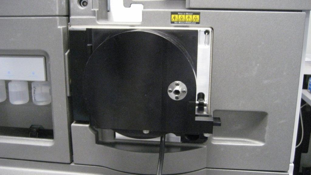 Figure 8 : The flange properly installed on a Waters Synapt G2. Note the pumping line extruding from the bottom of the interface.