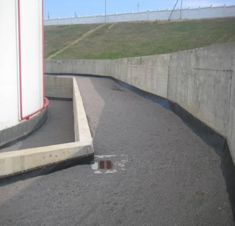 Constructive Solution Tank Farm OSR If there was to be a spill in the tank farm, the protection of underground waters is ensured by the two concrete retention walls of 1.6 m and 2.