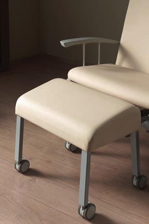 The lowerable armrests make it possible to transfer the patient very easily.