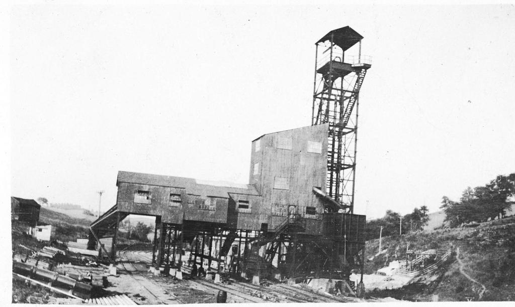 Another 1922 photo shows the newly completed tipple for Morris Mine.