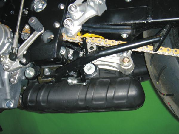 If exhaust port gaskets are used, there may be insufficient clearance between the header and radiator.