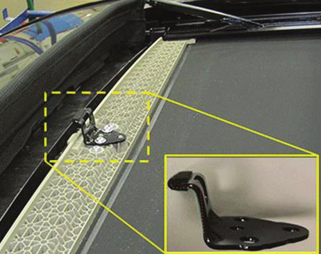 Inoperative Sunshade Auto Open Feature Some 2017-2018 Acadia (VIN N) and 2018 Enclave and Traverse models equipped with a sunroof (RPO C3U) may have a broken front sunshade latch handle or the