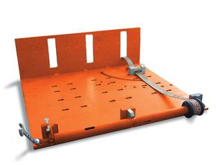 the pipes), one of them movable. The clamping system consists of a belt and a jack tightener.