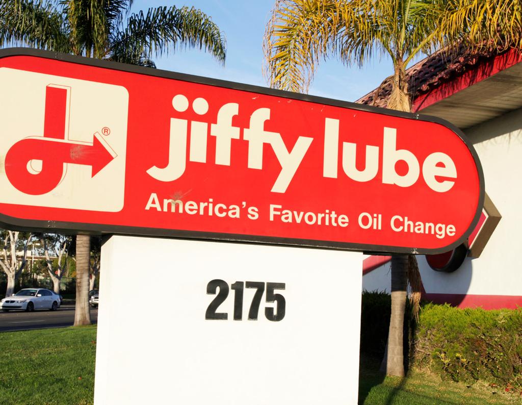 TENANT OVERVIEW JIFFY LUBE A leading provider of oil changes and a subsidiary of Shell Oil Company, Jiffy Lube boasts more than 2,100 outlets led
