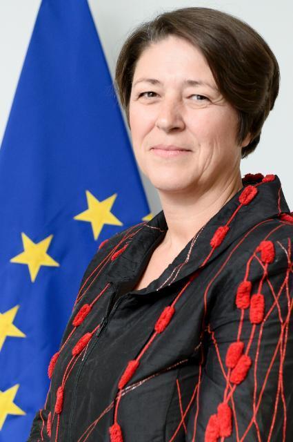 Overview on the European policy framework Core drivers highlighted by Commissioner Violeta Bulc (16 June 2015) to Polis members: De-carbonization deployment of alternative fuels and electrification