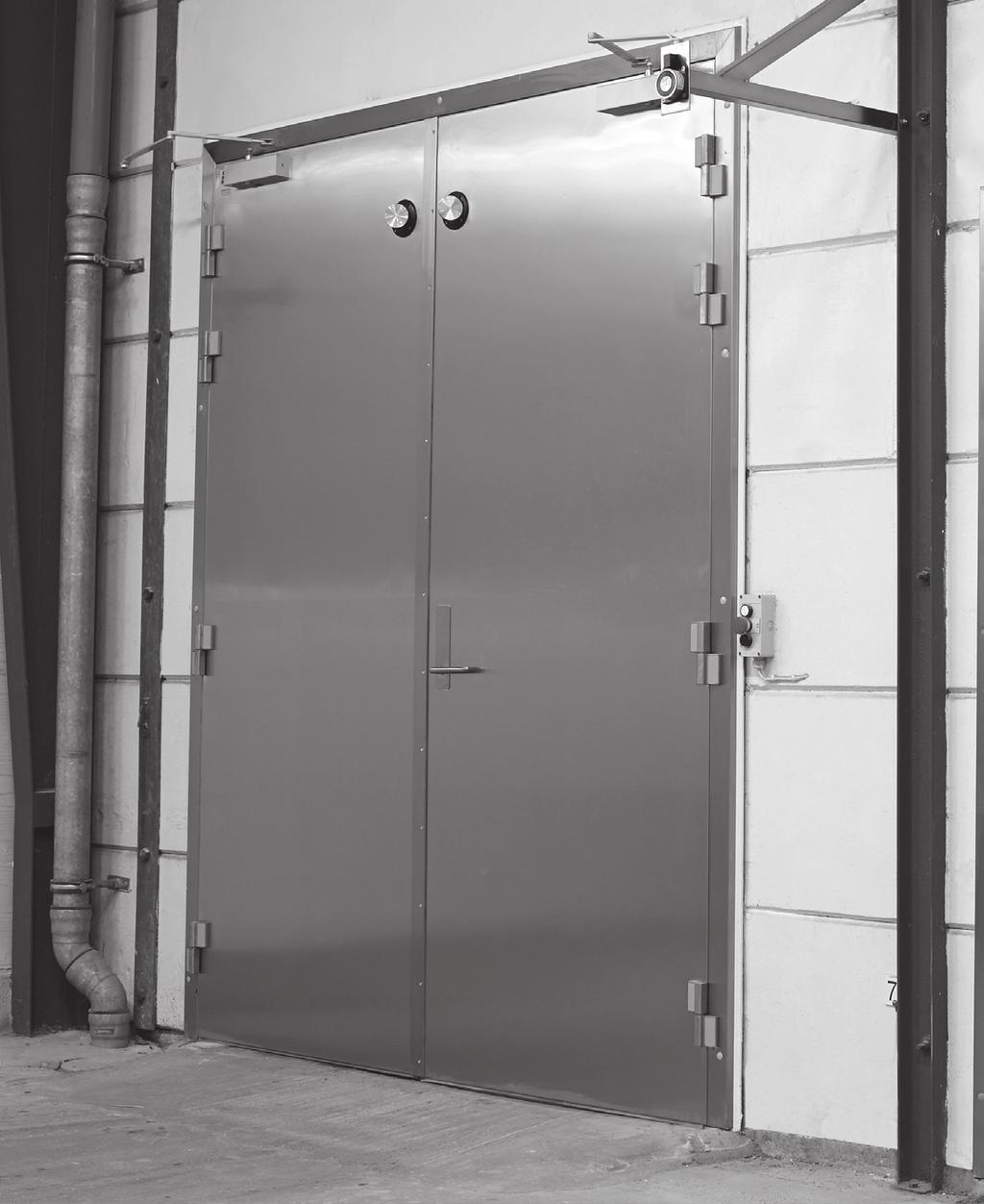 Hinged Doors - Cold Rooms, 100 mm TECHNICAL SPECIFICATIONS: INSULATION PIR/PUR foam. DOOR LEAF Plastisol-coated or stainless steel. FRAME 1.5 mm polished stainless steel or 2.