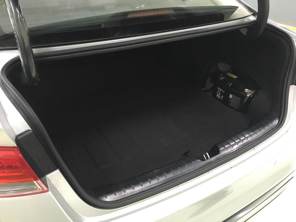 Optima PHEV Main Electric Systems 9 Vehicle Components 12V Auxiliary Battery The 12V auxiliary battery, located in the right hand side of the trunk, powers all of the vehicle s standard electronic