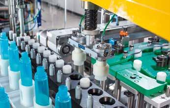 When the separated bottles reach the next station, scanners detect their location and orientation. Four-axis TLM-F4 robots pick up the bottles and place them on waiting Transmoduls.