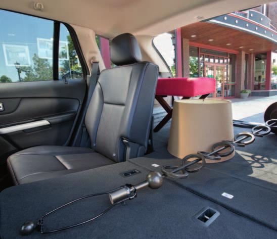 Push-button ease opens up your cargo possibilities. With its rear 60/40 split seat folded flat, the 2014 Edge offers 1,951 litres (68.9 cu. ft.) of cargo space for your latest finds.