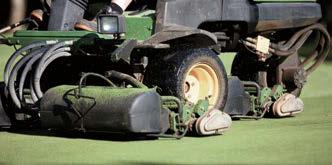 This procedure removes old easily removed (by grinding) and dispense grass cuttings and moss from the turf and optimally