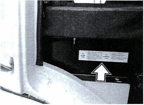 Tilting Cab General NOTE! Remove or secure all loose articles and close all doors before tilting the cab. The area above and ahead of the cab must be clear.