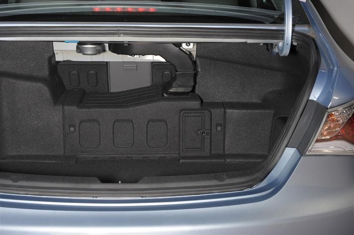 Sonata Hybrid Identification High-Voltage Battery Vents The battery venting is located inside the trunk.