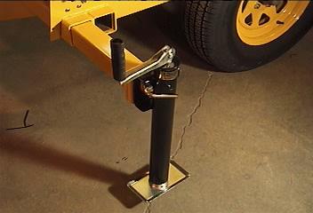 SAFETY WARNING WHEN EXTENDING REAR JACK, WATCH TO INSURE YOU ARE CLEAR OF THE OVERHANGING ENDS