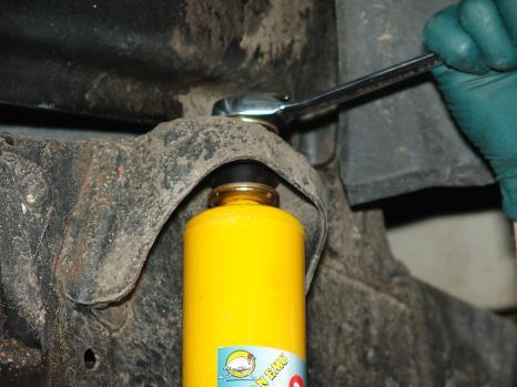 Note; only tighten leaf spring bolts with vehicles weight on the ground to avoid over twisting and