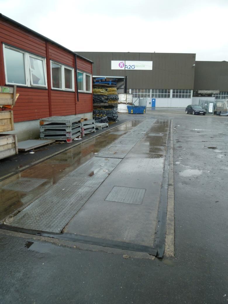 Figure 2: Weighbridge at Stena Recycling. The weighbridge and its load plate has good shield against moderate wind. 2.4 LNG terminal (LCNG refuelling station) The LNG terminal located at Haukås is a LCNG (liquefied-compressed natural gas) refuelling station for city buses in the Bergen area.