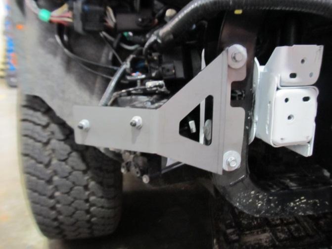 If the vehicle is fitted with Quadra-Lift suspension, attach the compressor support bracket to the