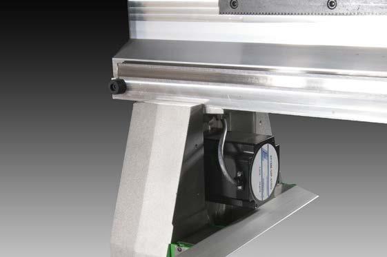 4 Gantry Supports Fluid & Accurate The gantry supports on the 1000 Series WaterJet are cast aluminum and are machined on a four-axis horizontal machining center to guarantee