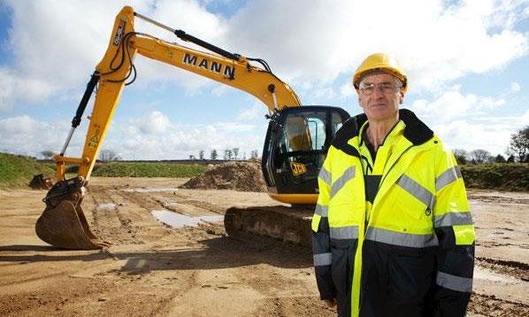 MANN 40 YEARS WITH JCB Mann Plant Hire has bought JCB since the launch of the company in 1977, starting with just one JCB 3C MK2, and has continued its business with JCB since then.
