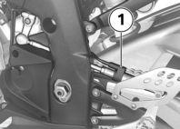 z Riding Shiftpoint lamp flashing: engine rpm too high Upshift rpm During driving the shiftpoint lamp indicates the speed at which the rider should shift into the nexthighest gear.