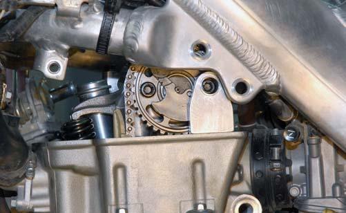 Turn the crankshaft slowly counter-clockwise and install the special tool over the rear cam sprocket bolt as shown.