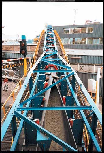 The principle In the loading area the Trellex FLEXOPIPE belt is troughed like conventional belts. After loading special idlers form the belt into a pipe shape with overlapped belt edges.
