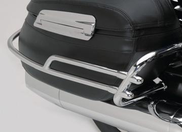 with premium leather and chrome details for the perfect cruiser looks Combined volume: 46L Capable of holding a jet helmet Quick-release fasteners allow for easy removal Lock kit set