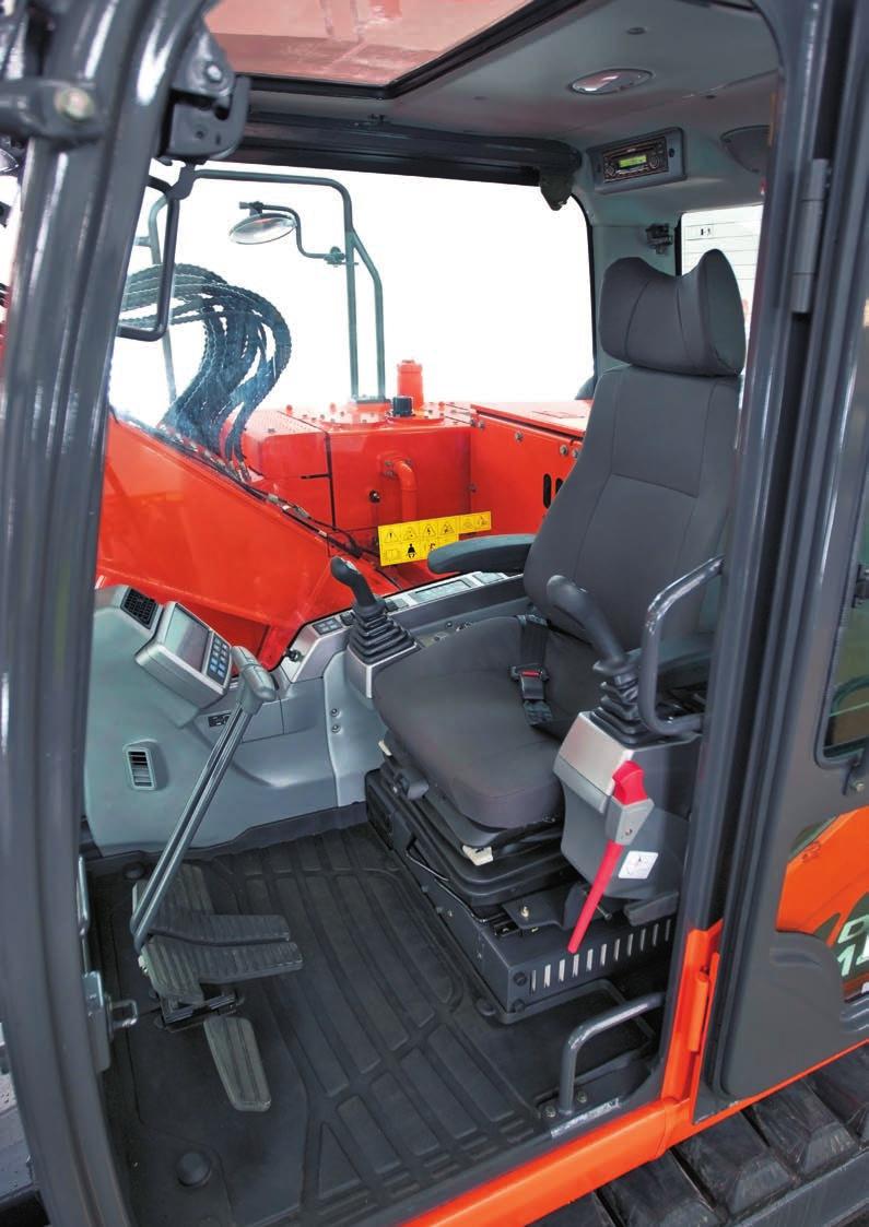 ERGONOMIC OPERATOR ENVIRONMENT Feel the comfort of a seat that fits you perfectly: Using a dual positioning cursor, you can slide the seat back from the
