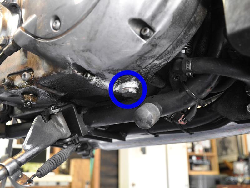 Passo 3 Draining the Transmission Oil The transmission drain plug is located on