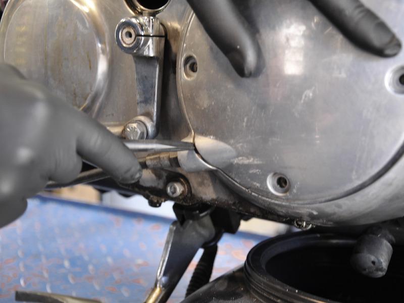 Passo 6 Insert a heavy duty spudger or similar prying tool into the gap between the clutch inspection cover