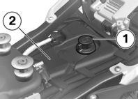 5 l) (Difference between MIN and MAX) During an oil change: Observe the dependence of the oil filling quantity on the marking at position 2.