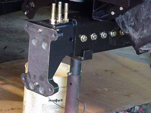 INSTALLATION OF AXLE EXTENSIONS & CYLINDER BRACKET Insert supplied Stub Axle Extensions into center section.