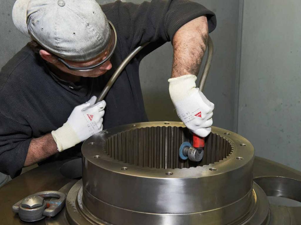 SERVICE: QUALITY AND SPEED Our service network with more than 100 specialists in eight service centres worldwide offers the best conditions for optimum gearbox maintenance.